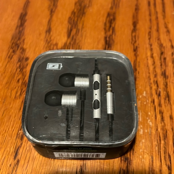 Metal earbuds - Picture 1 of 4